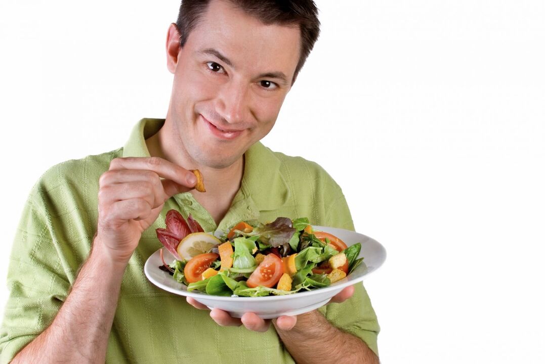 muž jesť zeleninový šalát na potenciu