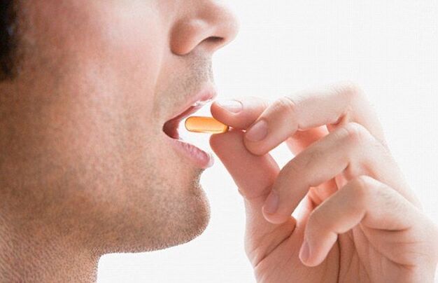 Muž užívajúci komplex vitamínov na udržanie potencie